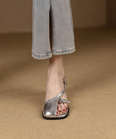 Original Design Silberne Sandalen mit Aussparungen aus Schaffell